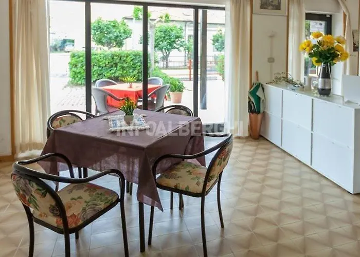 Paradiso Hotel 2*